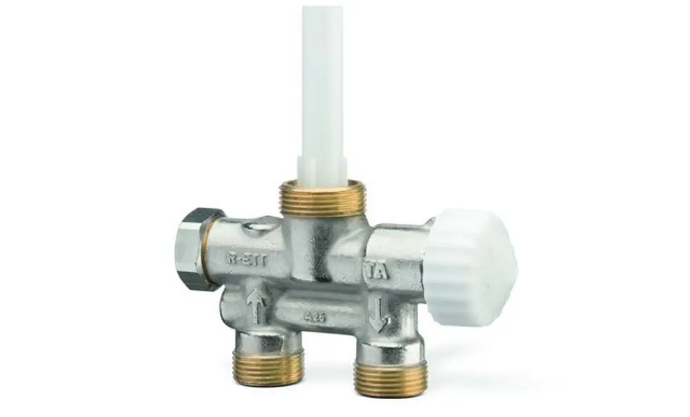 Heizungsventil von IMI Hydronic Engineering, aus verchromtem Material, mit einem drehbaren Griff und mehreren Anschlussmöglichkeiten.